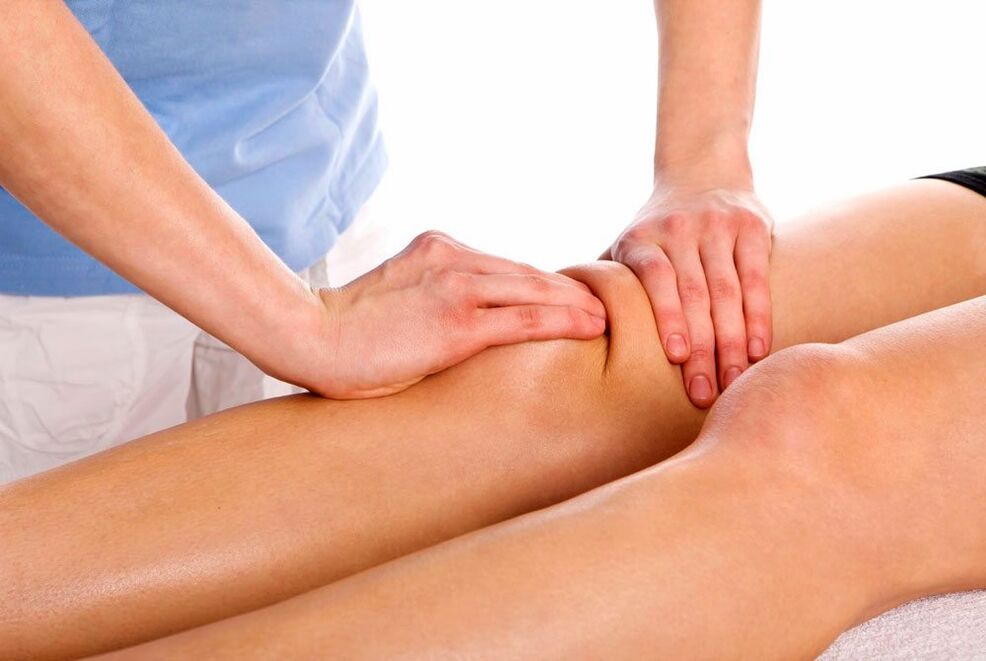 Therapeutische massagesessie voor een geblesseerde knie